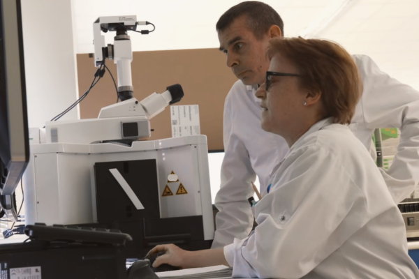 Derrière chaque tube, le travail d’une équipe